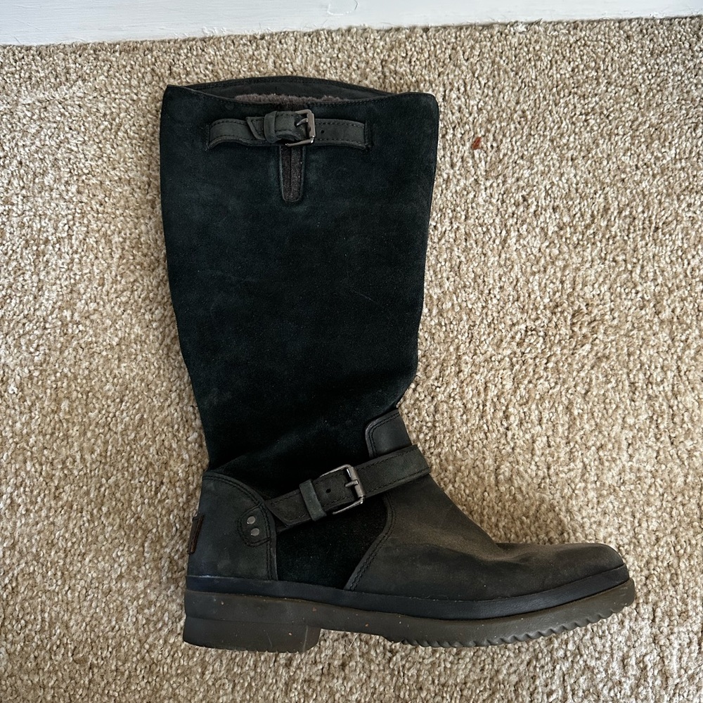 Ugg Boot: size 8